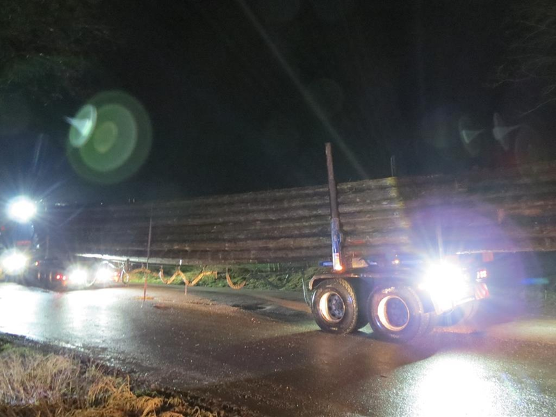 POL-PPTR: Autobahnunterführung stoppt zu hohen Fahrzeug-Transporter und immer wieder Überladungen - Foto: presseportal.de