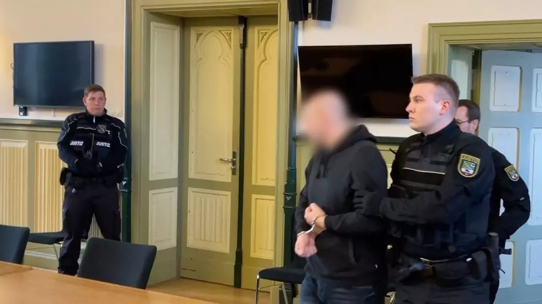 Der Angeklagte (M) in Stendal vor der Urteilsverkündung im Prozess um den Tod einer 19-Jährigen. - Bild: Simon Kremer/dpa