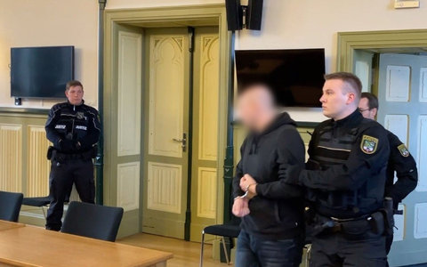 Der Angeklagte (M) in Stendal vor der Urteilsverkündung im Prozess um den Tod einer 19-Jährigen. - Foto: Simon Kremer/dpa