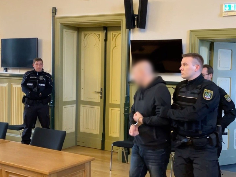 Der Angeklagte (M) in Stendal vor der Urteilsverkündung im Prozess um den Tod einer 19-Jährigen. - Foto: Simon Kremer/dpa