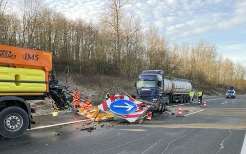 POL-LWL: Verkehrsunfall mit Fahrzeuggespann der Autobahnmeisterei - Foto: presseportal.de