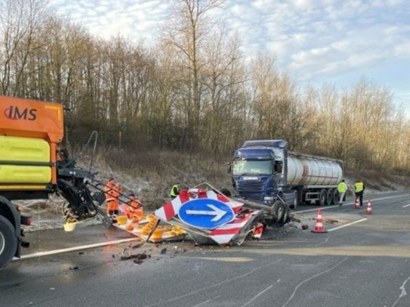POL-LWL: Verkehrsunfall mit Fahrzeuggespann der Autobahnmeisterei - Foto: presseportal.de