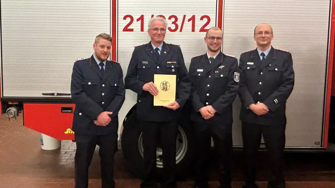 FW Flotwedel: Jahreshauptversammlung der Ortsfeuerwehr Wienhausen mit zahlreichen Beförderungen und Ehrungen - Bronzene Ehrennadel für Ralf Eggelmann - Bild: presseportal.de