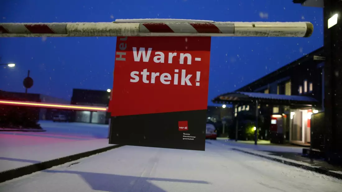 Warnstreik! Auf Fahrgäste kommen am Freitag Einschränkungen vor allem im Berufsverkehr zu. - Bild: Ina Fassbender/dpa