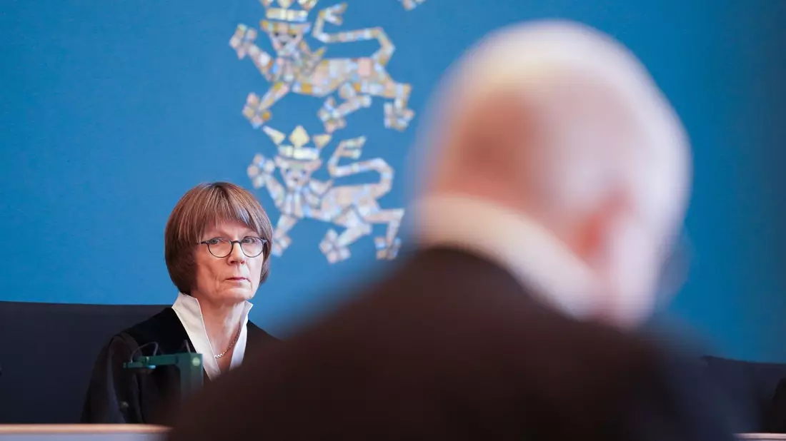 Die Vorsitzende Richterin am Landgericht Lübeck Helga von Lukowicz sitzt zu Beginn des Prozesses wegen schweren sexuellen Missbrauchs eines Kindes im Sitzungssaal. - Bild: Marcus Brandt/dpa