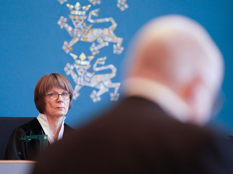 Die Vorsitzende Richterin am Landgericht Lübeck Helga von Lukowicz sitzt zu Beginn des Prozesses wegen schweren sexuellen Missbrauchs eines Kindes im Sitzungssaal. - Foto: Marcus Brandt/dpa