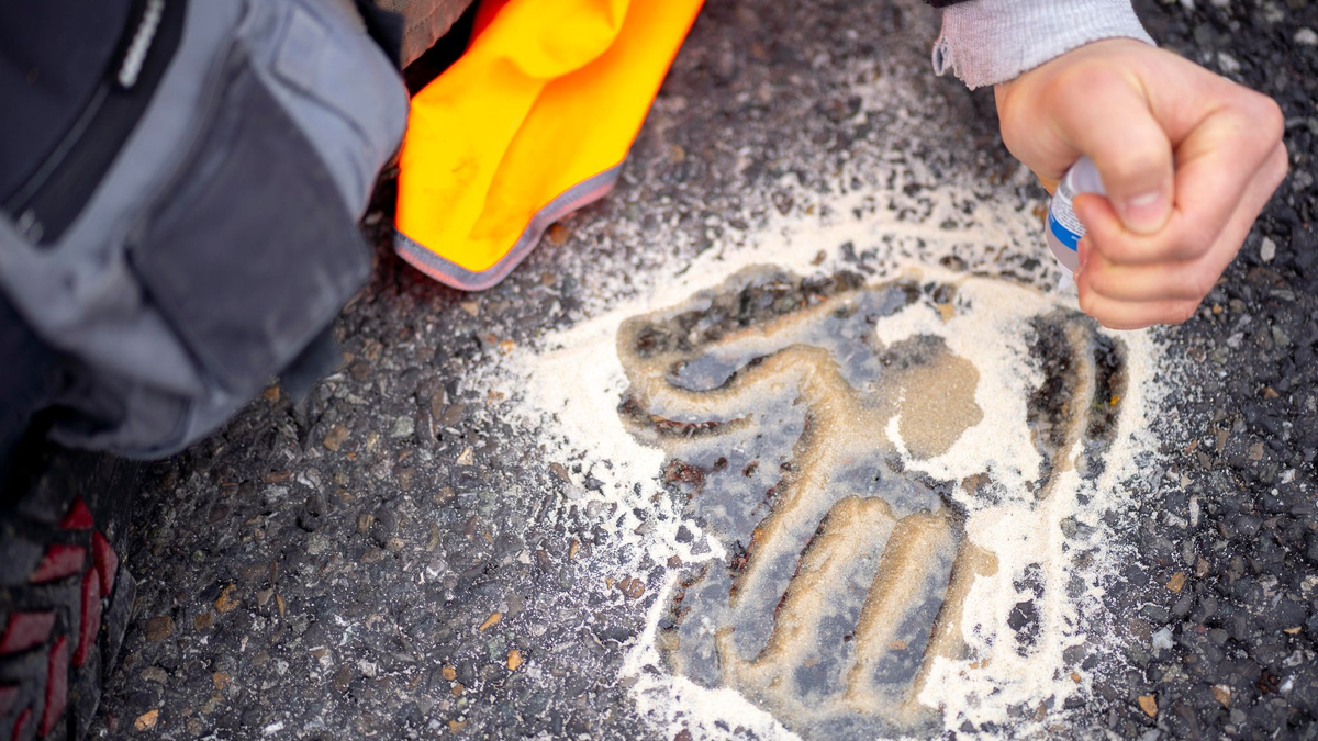 Der Handabdruck eines Aktivisten auf einer Straße. - Foto: Andreas Stroh/ZUMA Press Wire/dpa