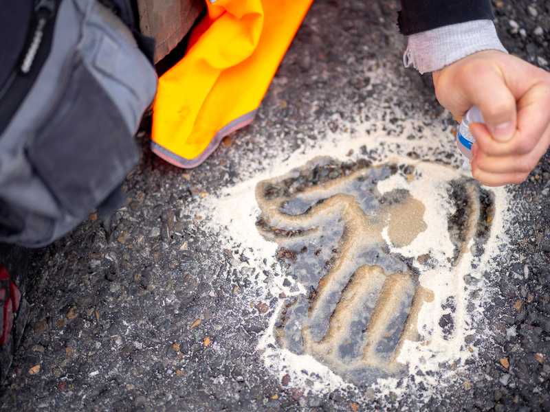 Der Handabdruck eines Aktivisten auf einer Straße. - Foto: Andreas Stroh/ZUMA Press Wire/dpa
