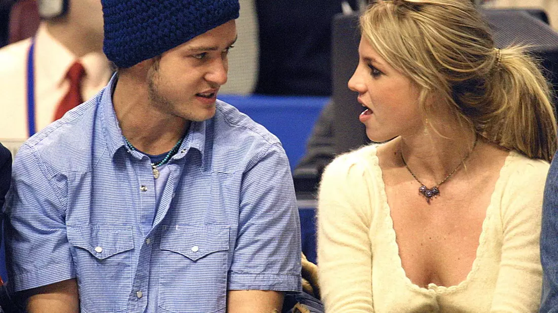 Britney Spears zusammen mit ihrem damaligen Freund Justin Timberlake bei einem NBA All-Star Game im Jahr 2002. - Bild: Tom_Mihalek/AFPI/dpa