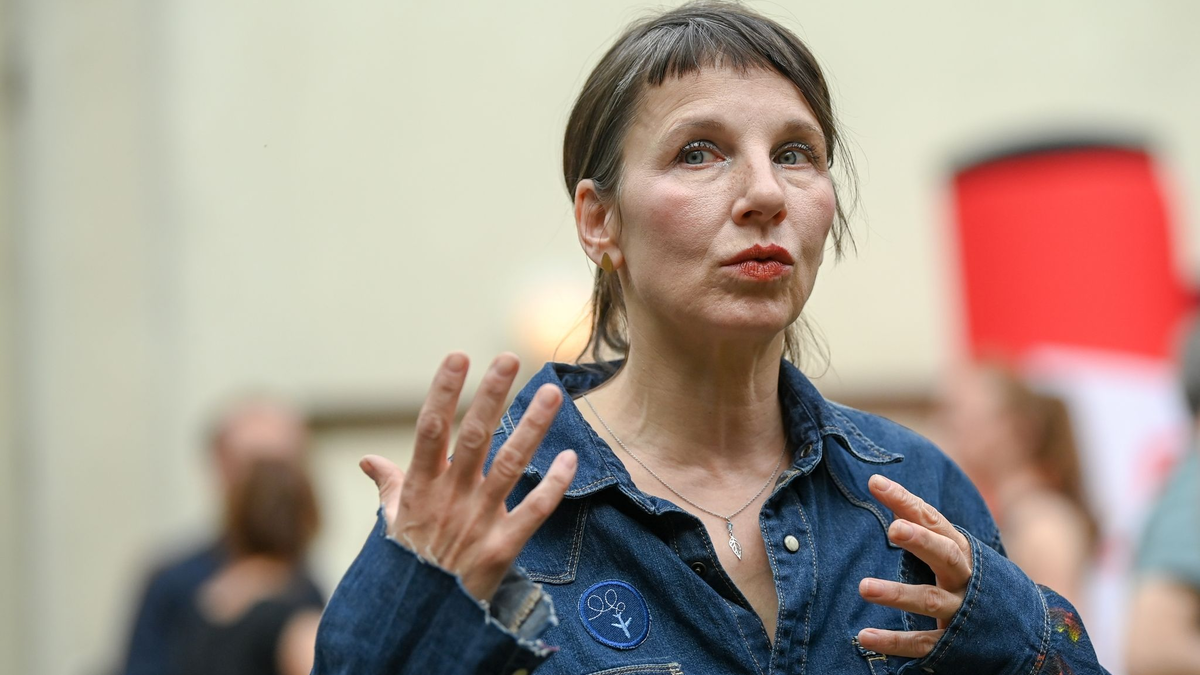 Schauspielerin Meret Becker war schon «Tatort»-Kommissarin. Nun stand sie für das Stück «Ratten auf der Flucht - Wie Nazitäter entkommen konnten» auf der Bühne des Berliner Ensembles. - Foto: Jens Kalaene/dpa