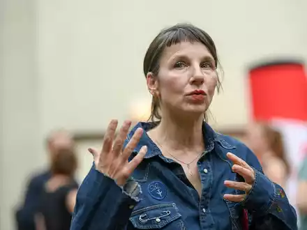 Schauspielerin Meret Becker war schon «Tatort»-Kommissarin. Nun stand sie für das Stück «Ratten auf der Flucht - Wie Nazitäter entkommen konnten» auf der Bühne des Berliner Ensembles. - Foto: Jens Kalaene/dpa