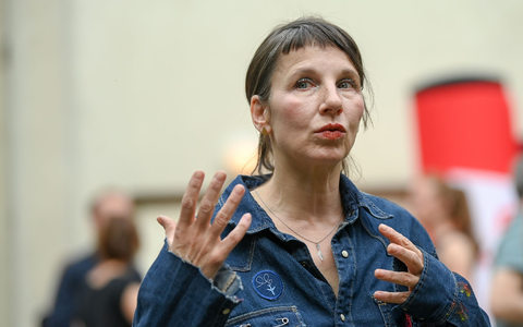 Schauspielerin Meret Becker war schon «Tatort»-Kommissarin. Nun stand sie für das Stück «Ratten auf der Flucht - Wie Nazitäter entkommen konnten» auf der Bühne des Berliner Ensembles. - Foto: Jens Kalaene/dpa