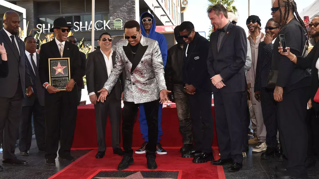 Charlie Wilson (vorne) war schon viele Male für den Grammy nominiert - nun bekommt er einen eigenen Stern in Hollywood. - Bild: Richard Shotwell/Invision via AP/dpa