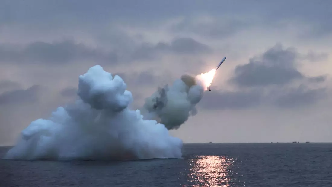 Nordkorea soll erneut militärische Lenkflugkörper abgefeuert haben. - Bild: -/kcna/dpa