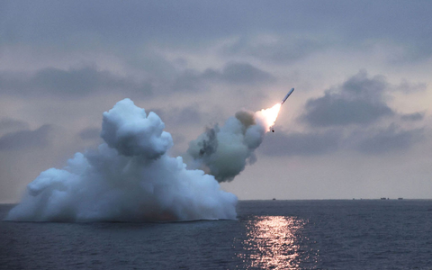 Nordkorea soll erneut militärische Lenkflugkörper abgefeuert haben. - Foto: -/kcna/dpa
