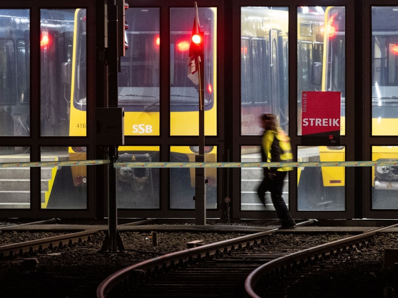 Die Gewerkschaft Verdi hat für Freitag ganztägige Warnstreiks im öffentlichen Personennahverkehr in fast allen Bundesländern angekündigt. - Foto: Marijan Murat/dpa