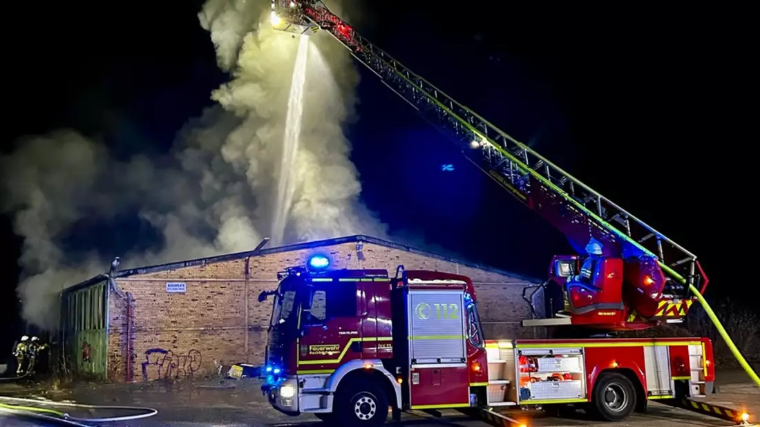 FW-RE: Ausgedehnter Brand in einer Lagerhalle - keine Verletzten - Bild: presseportal.de