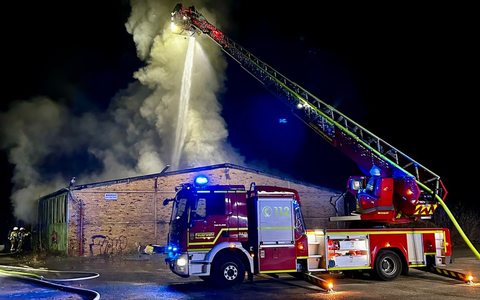 FW-RE: Ausgedehnter Brand in einer Lagerhalle - keine Verletzten - Foto: presseportal.de