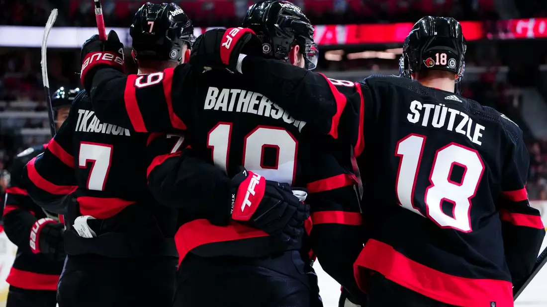 Arm in Arm feierten die Ottawa Senators ihren Sieg gegen die Nashville Predators. Maßgeblich am Erfolg beteiligt: Tim Stützle mit der Nummer 18. - Bild: Sean Kilpatrick/The Canadian Press via AP/dpa