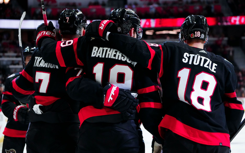 Arm in Arm feierten die Ottawa Senators ihren Sieg gegen die Nashville Predators. Maßgeblich am Erfolg beteiligt: Tim Stützle mit der Nummer 18. - Foto: Sean Kilpatrick/The Canadian Press via AP/dpa