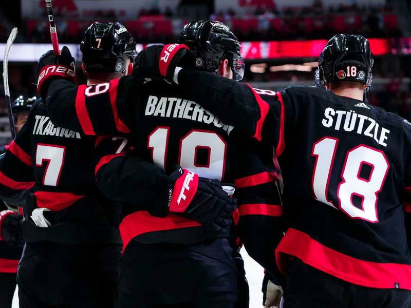 Arm in Arm feierten die Ottawa Senators ihren Sieg gegen die Nashville Predators. Maßgeblich am Erfolg beteiligt: Tim Stützle mit der Nummer 18. - Foto: Sean Kilpatrick/The Canadian Press via AP/dpa