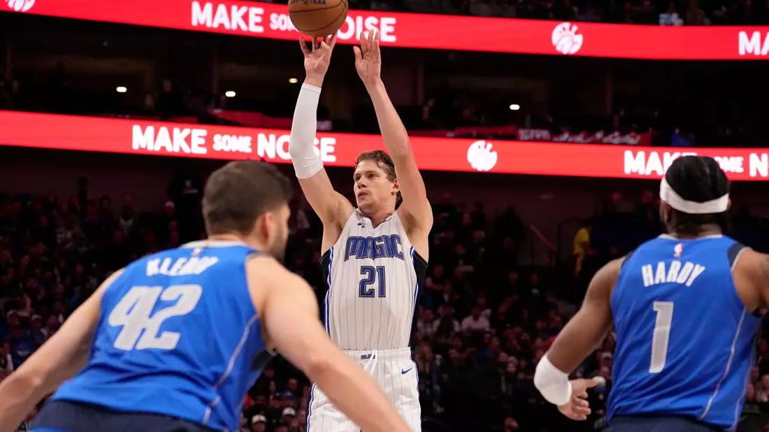 Moritz Wagner (21) konnte mit der Orlando Magic nicht gegen die Dallas Mavericks um Maxi Kleber (42) gewinnen. - Bild: Tony Gutierrez/AP/dpa