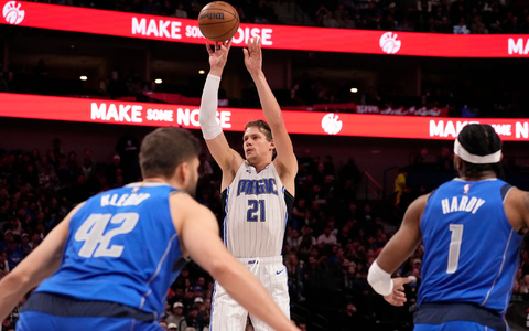 Moritz Wagner (21) konnte mit der Orlando Magic nicht gegen die Dallas Mavericks um Maxi Kleber (42) gewinnen. - Foto: Tony Gutierrez/AP/dpa