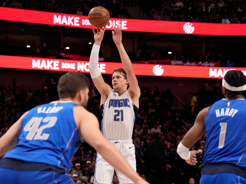 Moritz Wagner (21) konnte mit der Orlando Magic nicht gegen die Dallas Mavericks um Maxi Kleber (42) gewinnen. - Foto: Tony Gutierrez/AP/dpa