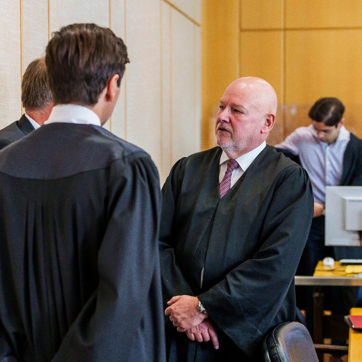 Der Angeklagte spricht vor Prozessbeginn mit seinem Anwalt. - Foto: Andreas Arnold/dpa Pool/dpa