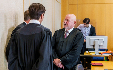 Der Angeklagte spricht vor Prozessbeginn mit seinem Anwalt. - Foto: Andreas Arnold/dpa Pool/dpa