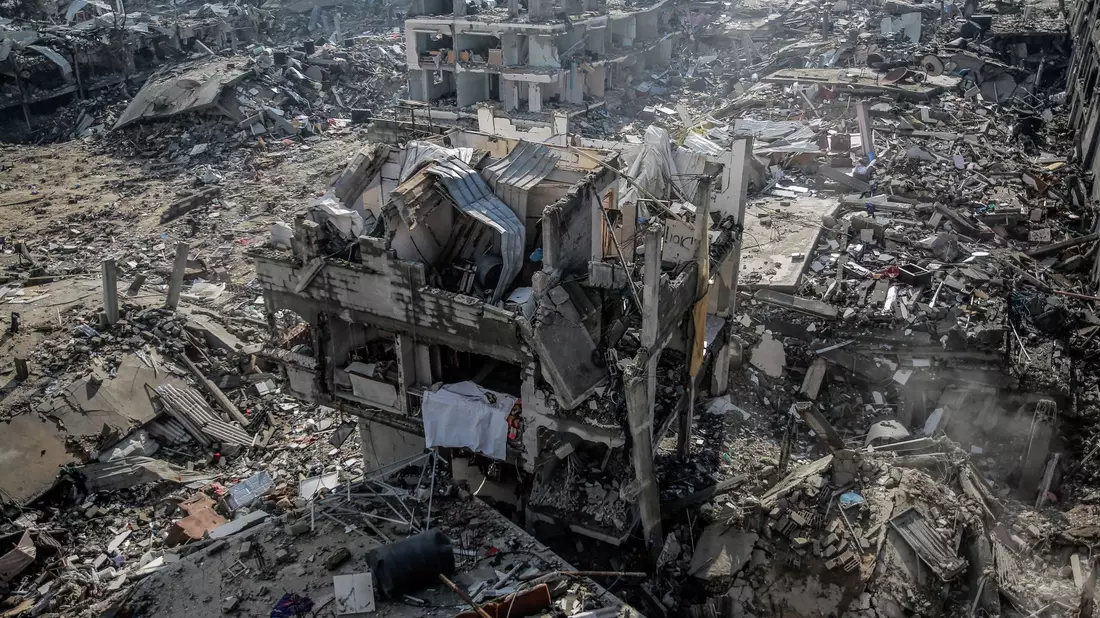Zerstörungen in Gaza-Stadt. 27 Prozent der Bevölkerung in Deutschland halten das Vorgehen Israels gegen die Hamas im Gazastreifen für angemessen. - Bild: Omar Ishaq/dpa