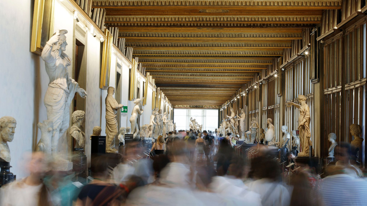 Besucheransturm in der Uffizien-Galerie in Florenz. - Foto: Luca Bruno/AP/dpa