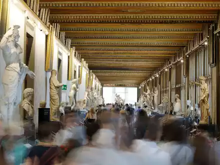 Besucheransturm in der Uffizien-Galerie in Florenz. - Foto: Luca Bruno/AP/dpa