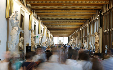 Besucheransturm in der Uffizien-Galerie in Florenz. - Foto: Luca Bruno/AP/dpa
