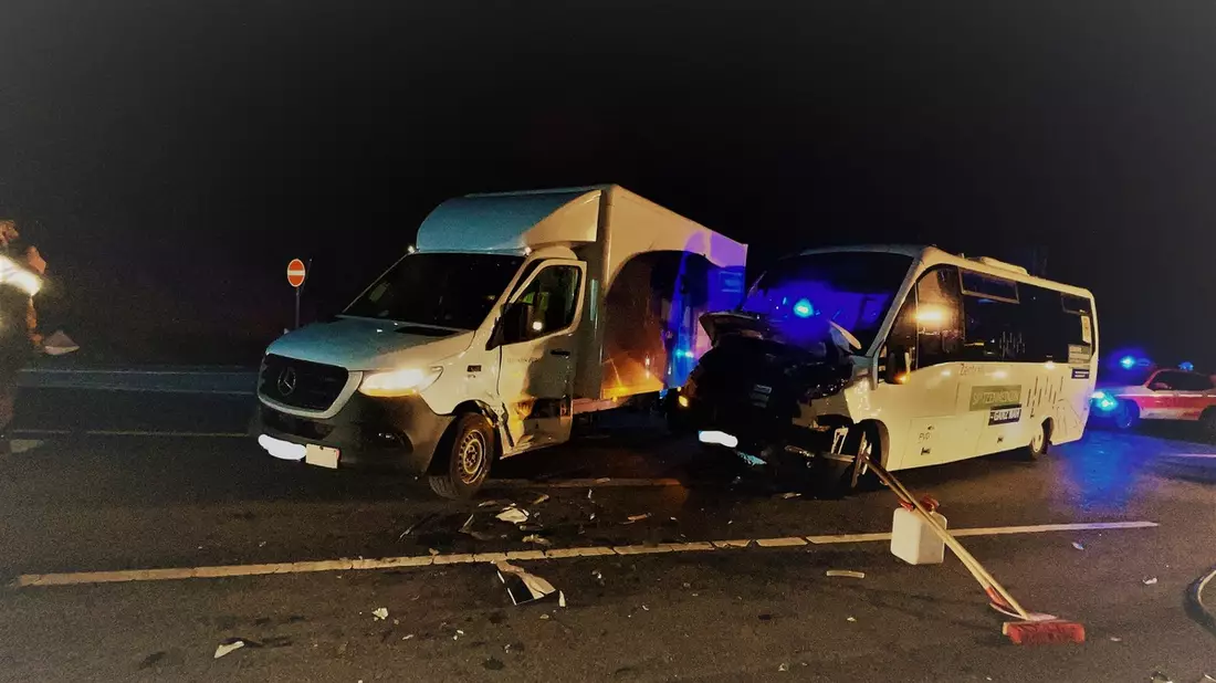 LPI-J: Transporter kollidiert mit Bus - Bild: presseportal.de