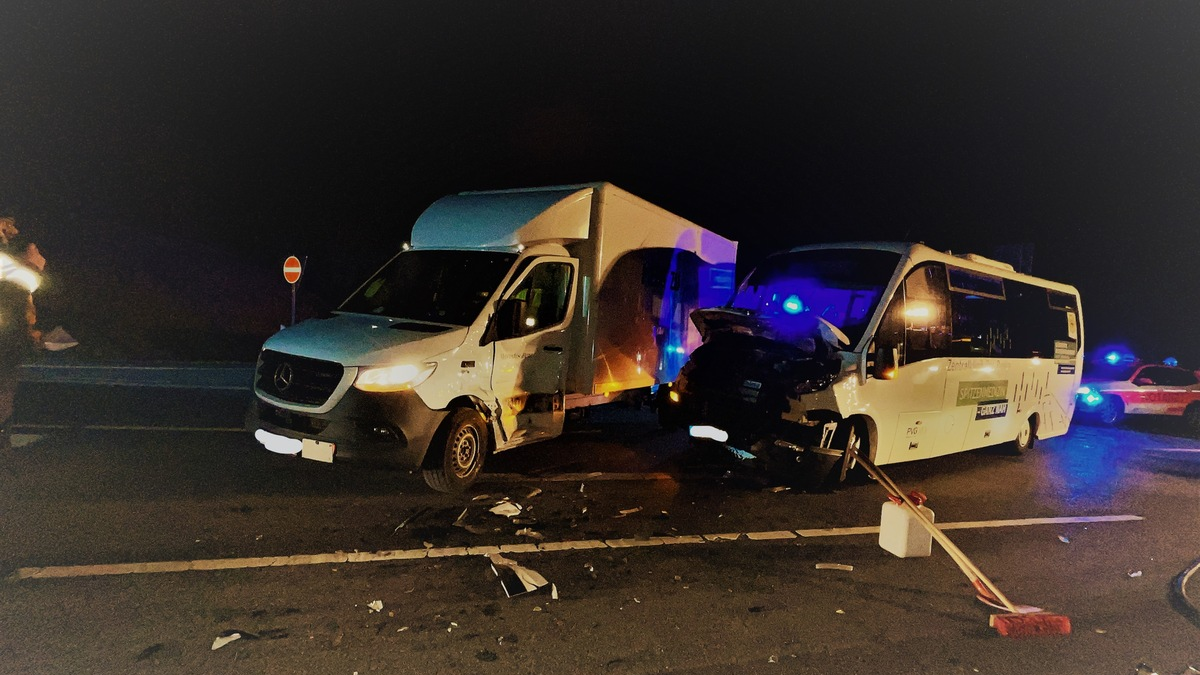 LPI-J: Transporter kollidiert mit Bus - Foto: presseportal.de