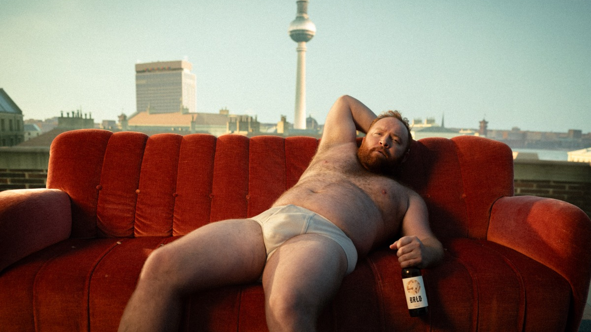 Calvin Klein Parodie wird zum internationalen Mega-Erfolg: Die Brauerei BRLO zieht blank und gibt Berliner Antwort auf Jeremy Allen White - Foto: presseportal.de