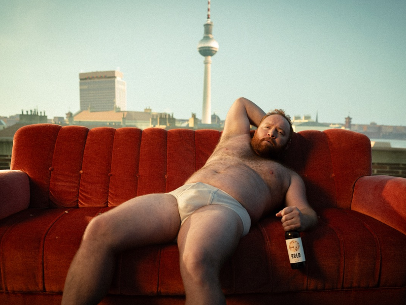 Calvin Klein Parodie wird zum internationalen Mega-Erfolg: Die Brauerei BRLO zieht blank und gibt Berliner Antwort auf Jeremy Allen White - Foto: presseportal.de