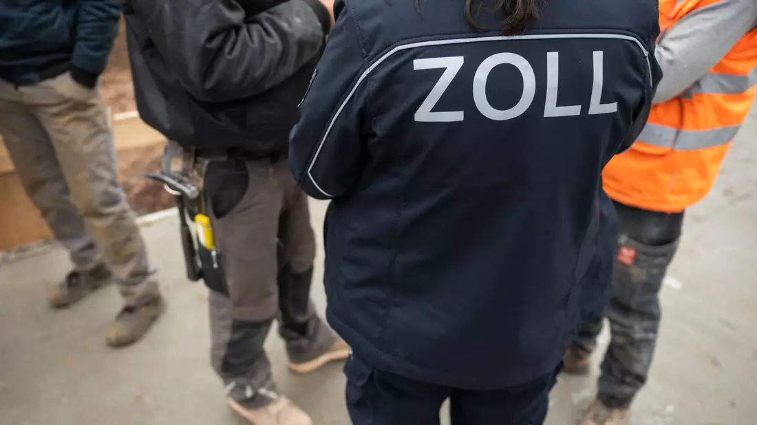 Mitarbeiter des Zolls führen in Erfurt eine Schwerpunkt-Kontrolle zur Schwarzarbeit in einem Baugewerbe durch. - Bild: Müller Thomas/dpa