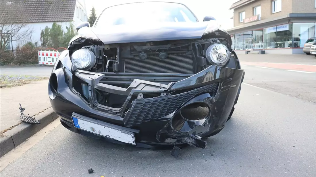 POL-HF: Unfall im Kreuzungsbereich- Beetle-Fahrerin verletzt - Bild: presseportal.de