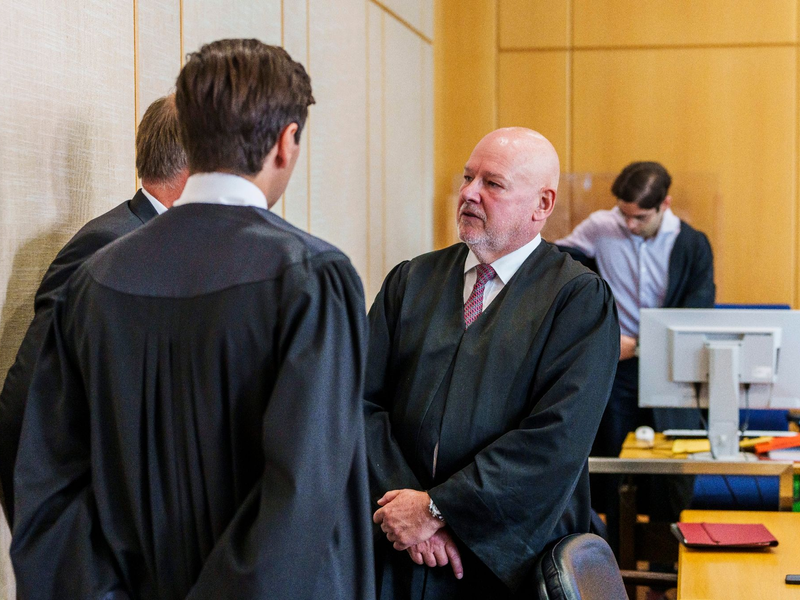 Der Angeklagte (l.) im Gespräch mit seinen Anwälten. - Foto: Andreas Arnold/dpa