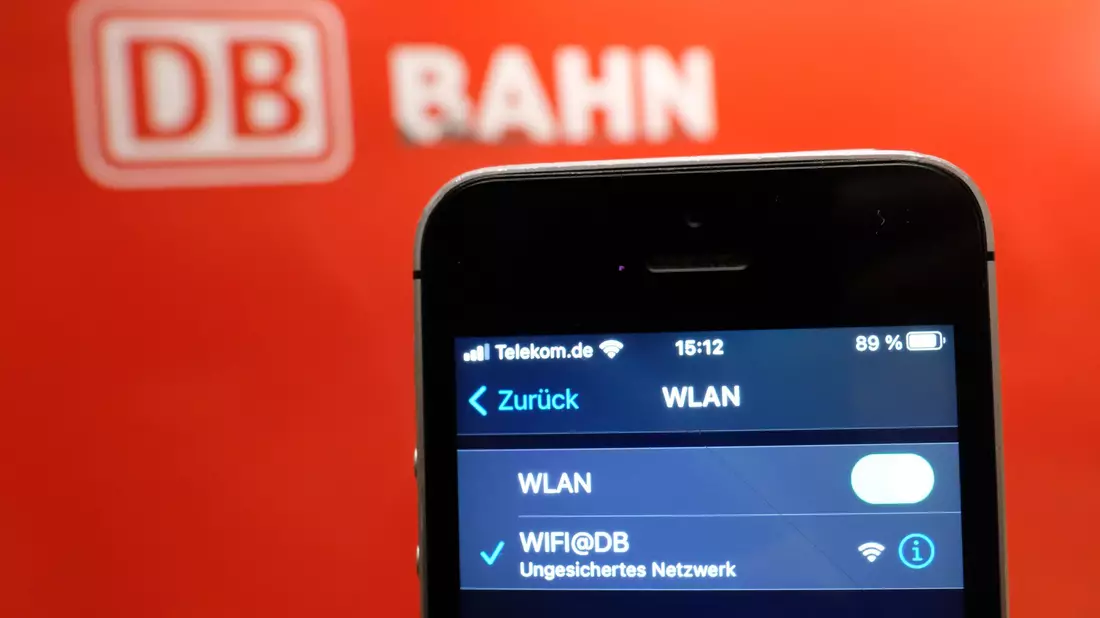 Fahrgäste können bundesweit nur an etwa jedem neunten DB-Bahnhof im kostenlosen WLAN-Netz des Konzerns surfen. - Bild: Sebastian Willnow/dpa