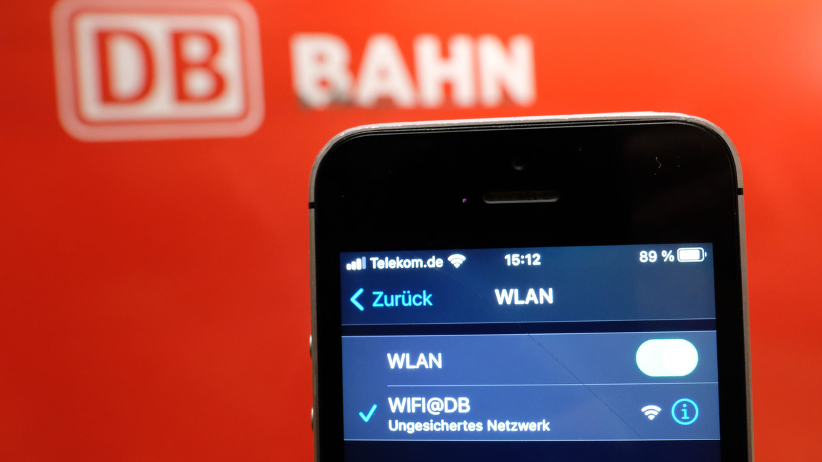 Fahrgäste können bundesweit nur an etwa jedem neunten DB-Bahnhof im kostenlosen WLAN-Netz des Konzerns surfen. - Foto: Sebastian Willnow/dpa