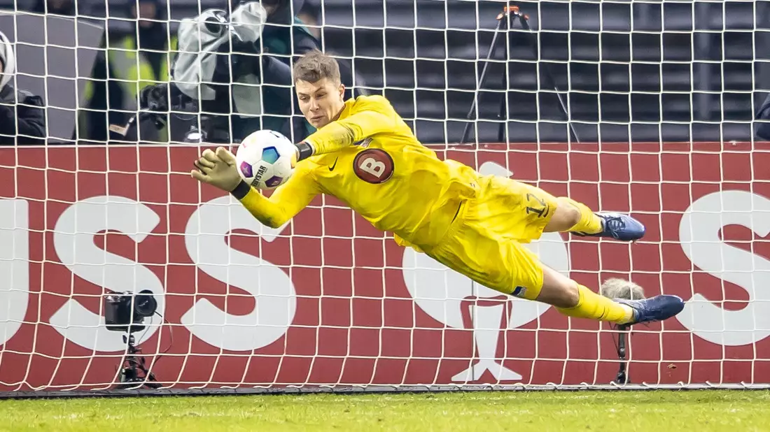 Wünscht sich den DFB-Pokal mehr als den Aufstieg: Herthas Torwart Tjark Ernst. - Bild: Andreas Gora/dpa