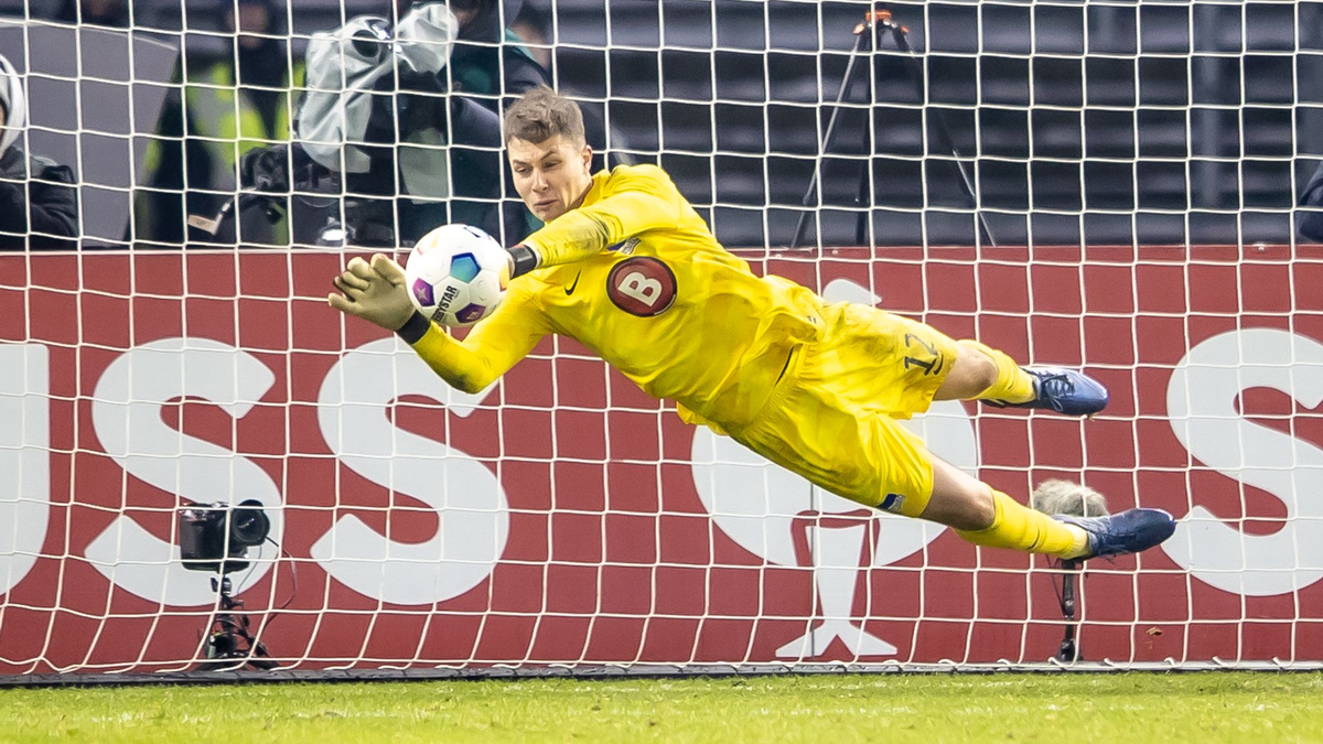Wünscht sich den DFB-Pokal mehr als den Aufstieg: Herthas Torwart Tjark Ernst. - Foto: Andreas Gora/dpa
