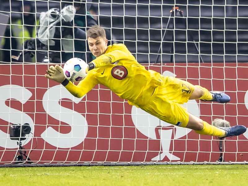 Wünscht sich den DFB-Pokal mehr als den Aufstieg: Herthas Torwart Tjark Ernst. - Foto: Andreas Gora/dpa