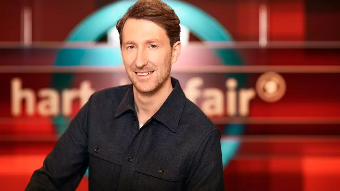 Louis Klamroth moderiert «Hart aber fair» seit gut einem Jahr. - Bild: Thomas Kierok/WDR/dpa