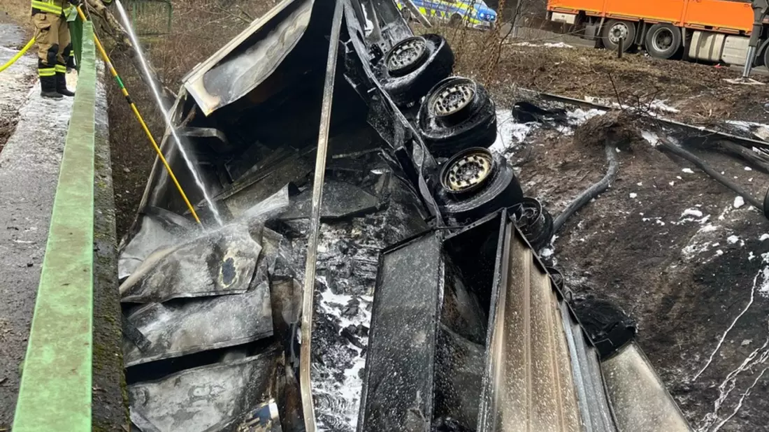 FW-HAAN: Sattelzug stürzt Böschung hinunter und brennt auf A46 vollständig aus - Feuerwehr Haan und Feuerwehr Solingen gemeinsam im Einsatz - Bild: presseportal.de