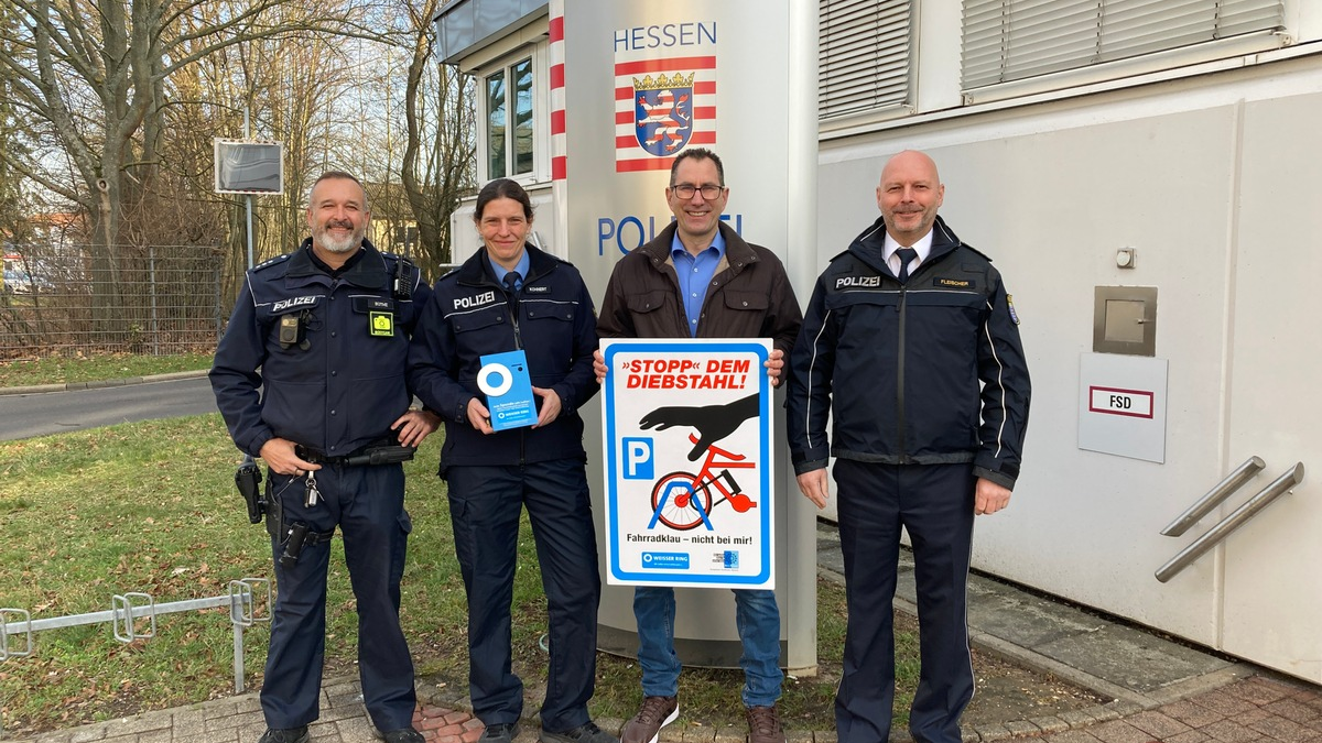 POL-WE: Bad Nauheim/ Friedberg: Spenden aus Fahrradkodierung an Weißer Ring übergeben - Foto: presseportal.de