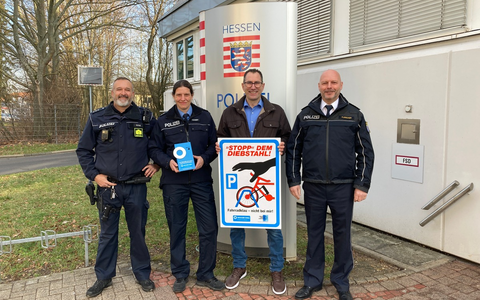 POL-WE: Bad Nauheim/ Friedberg: Spenden aus Fahrradkodierung an Weißer Ring übergeben - Foto: presseportal.de
